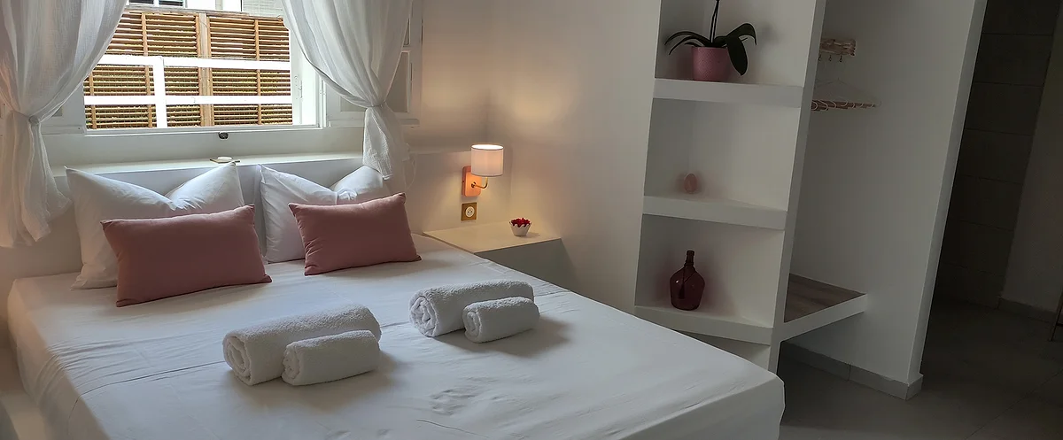 La chambre Aphrodite et ses niches blanches