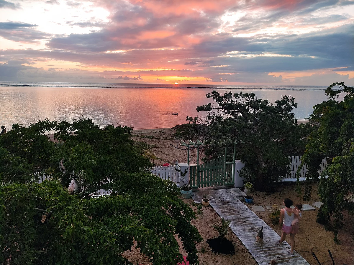 Le coucher de soleil vu depuis l'allée du jardin