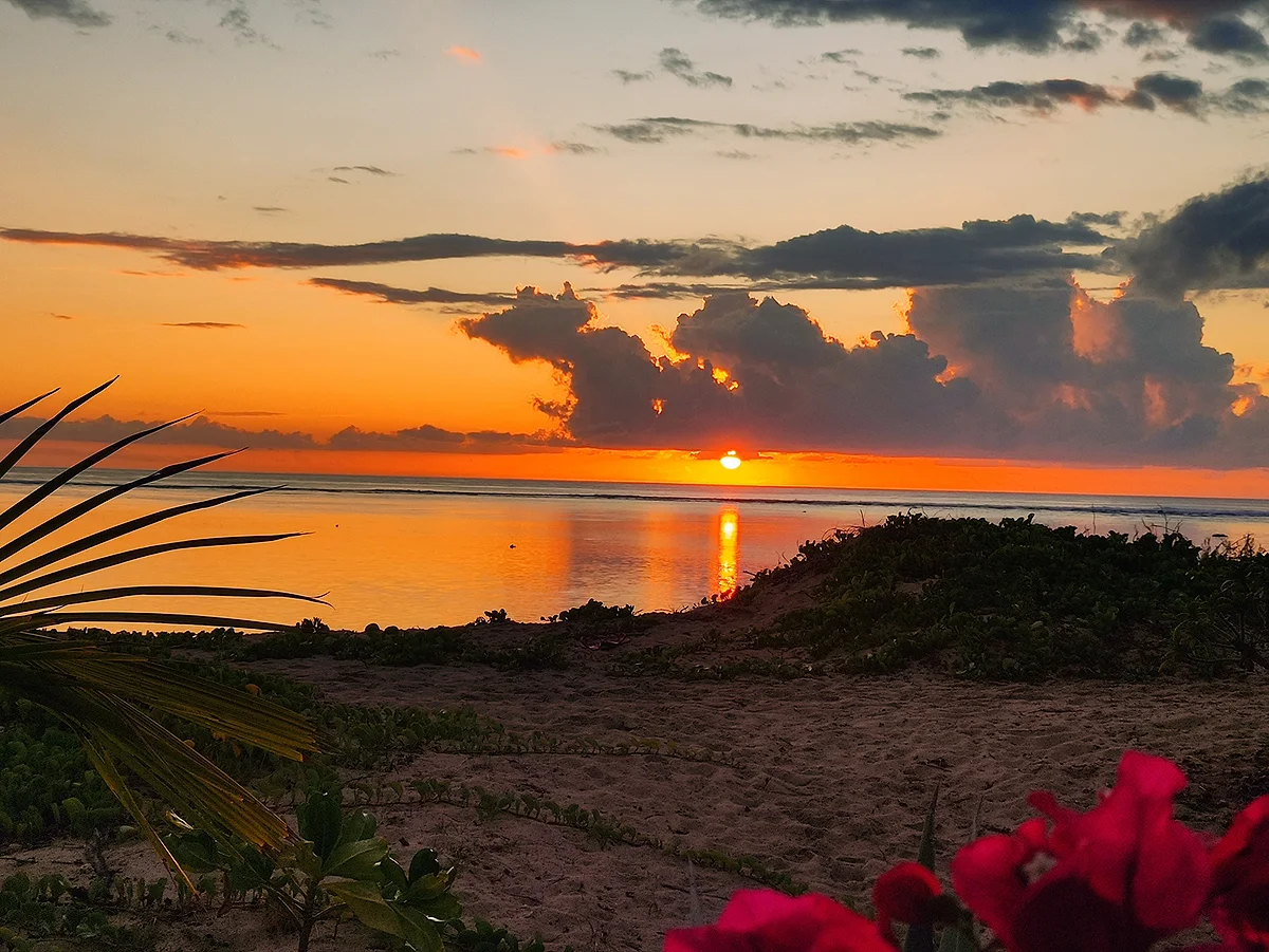 Le soleil couchant sur le lagon, vu du jardin côté mer