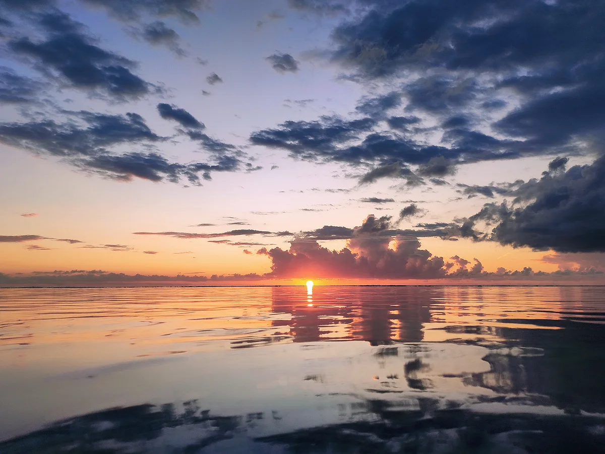 Le coucher de soleil sur le lagon de La Saline-les-Bains