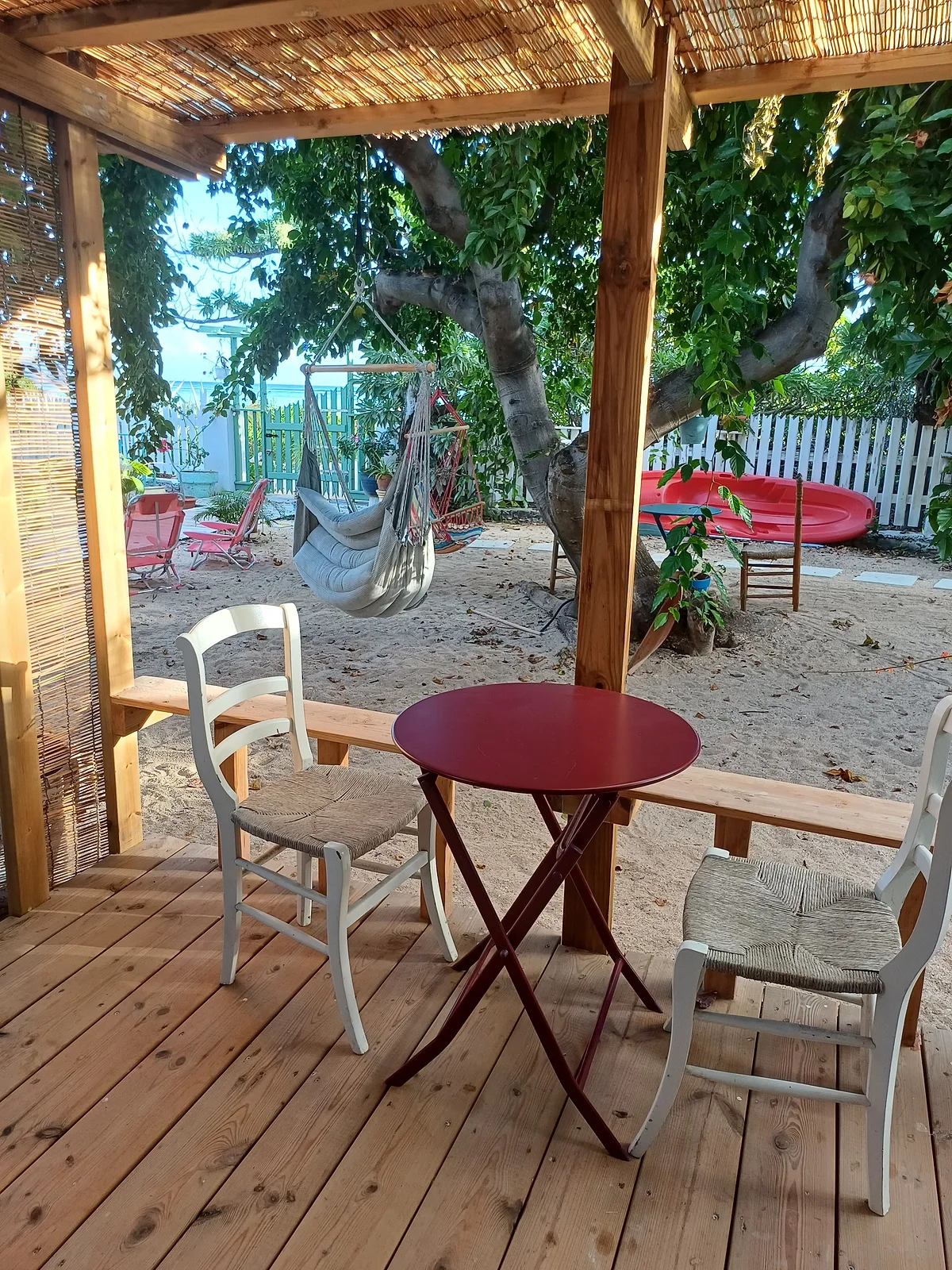 La table du petit déjeuner dans le jardin, sous l'arbre