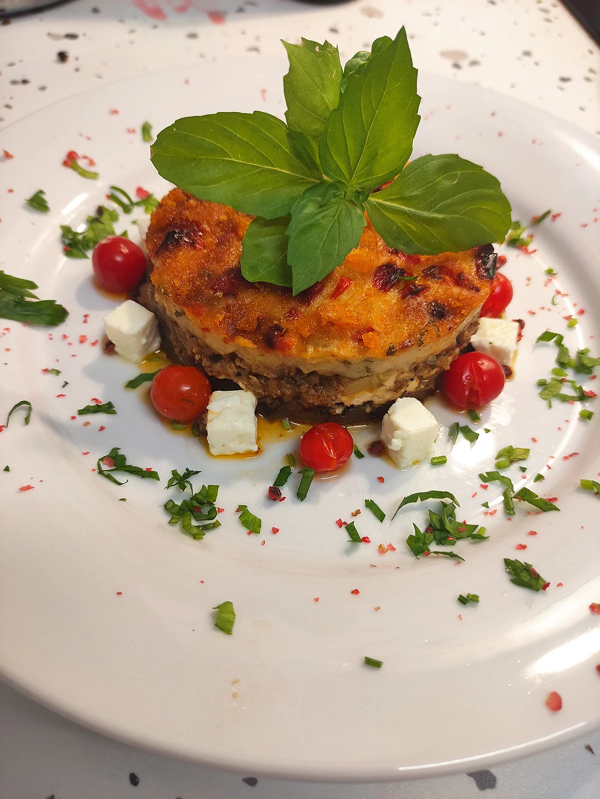 La moussaka du chef Thanos, tomates et feta