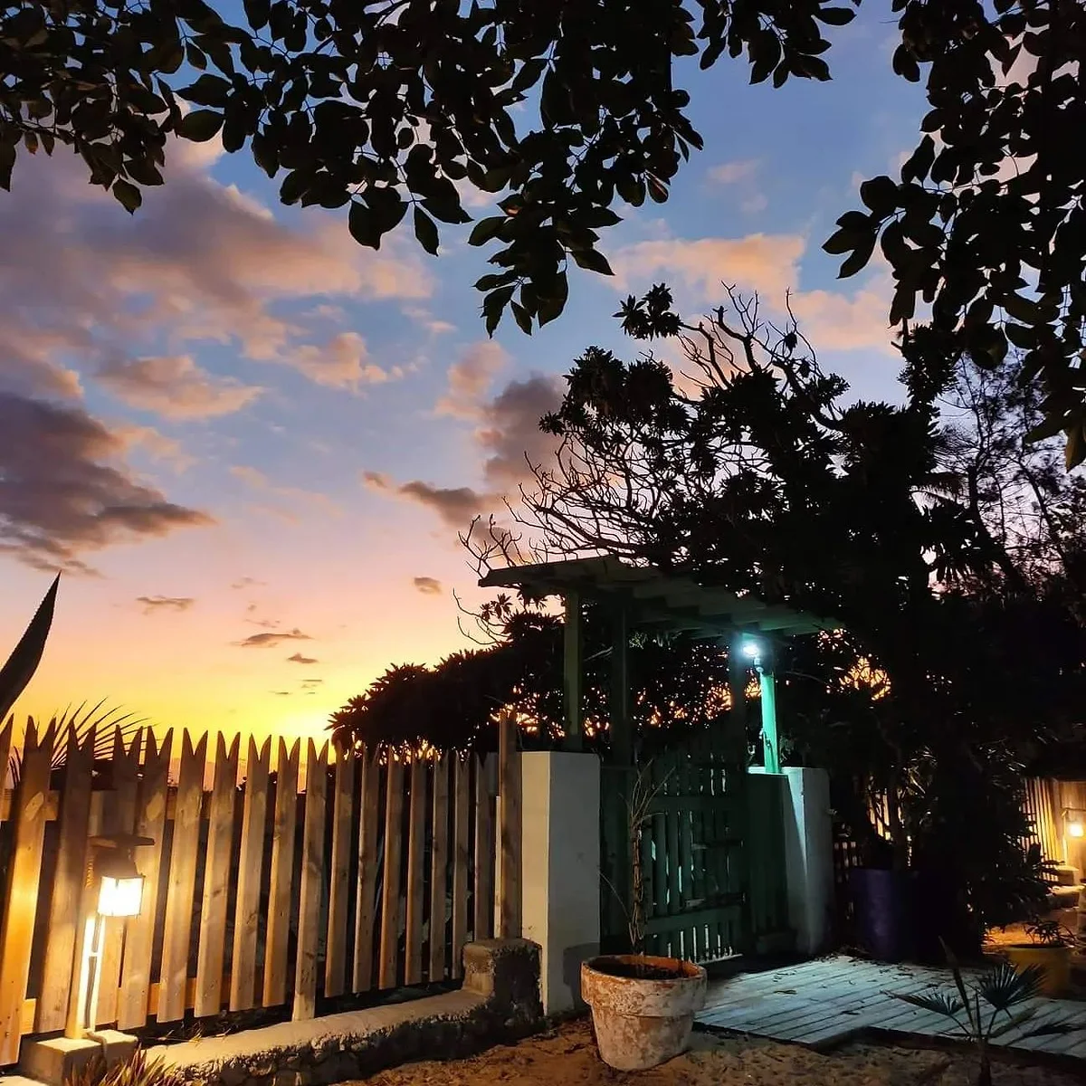 Le portail du jardin éclairé à la tombée de la nuit