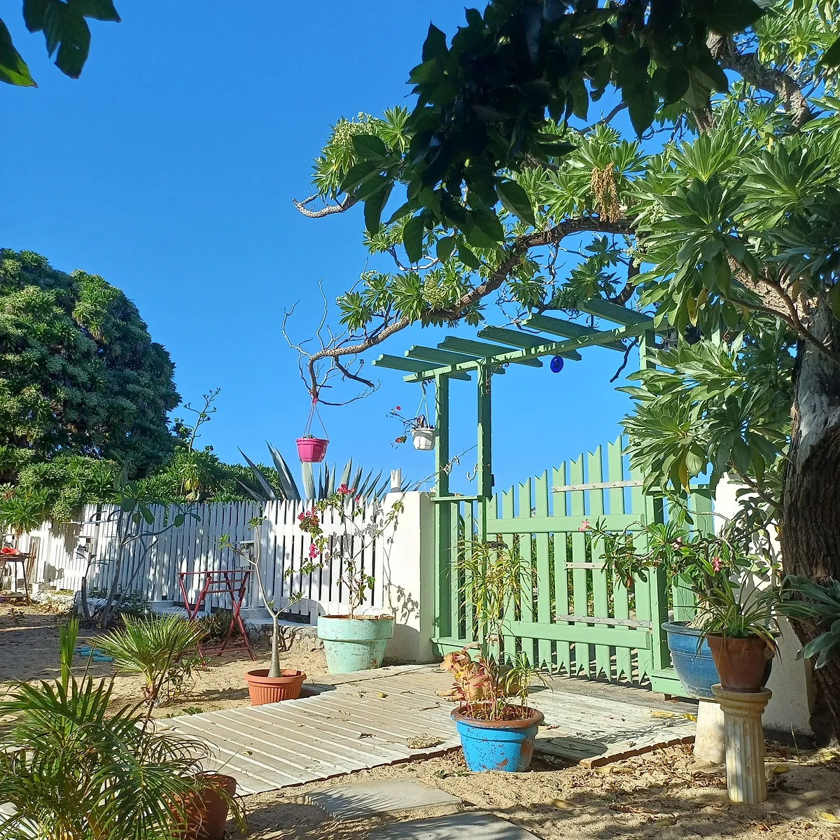 Le portail bleu et blanc du jardin, sous le ciel de La Saline-les-Bains